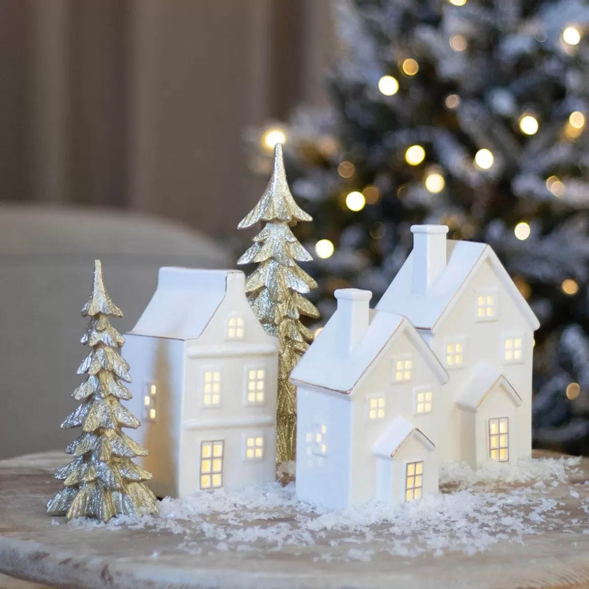 It's all about Christmas Christmas Houses In All Shapes And Sizes-Miniature House | Porcelain | LED Lighting | 17cm