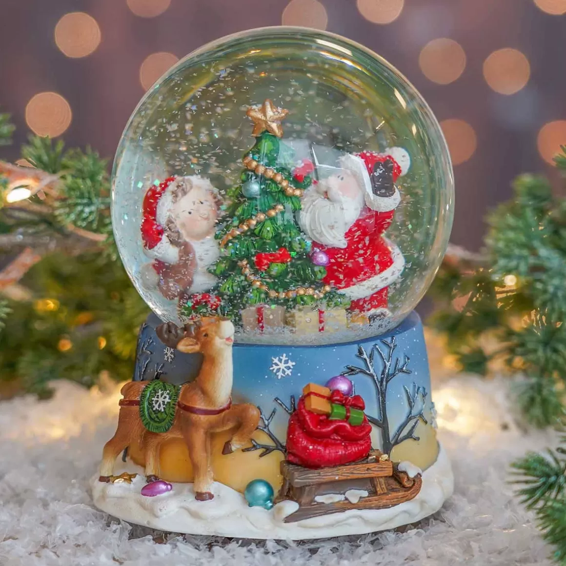 It's all about Christmas Snowglobes-Snow Globe With Santa And Child | Music | ⌀9cm | 15cm Tall